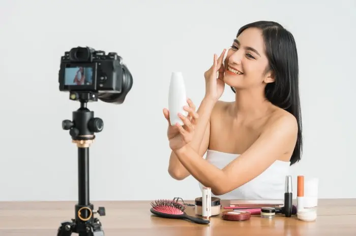 Influencer Kecantikan Global Mengaburkan Garis Antara Seni & Makeup