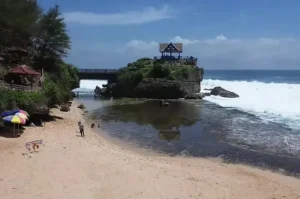 Pantai Kukup, Pantai dengan Pemandangan yang Eksotis di Jogja