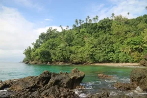 Wisata Bahari Terpopuler di Maluku Tengah