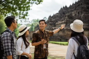 9 Cara Menjadi Tour Guide Lokal Profesional yang Disukai Wisatawan